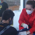 >> Ketua PMI Syerly A Sompotan memantau aksi donor darah.