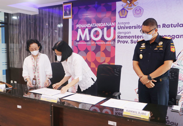 >> Kumaat saat menandatangani MoU dengan Kementrian Keuangan.