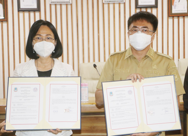 >> Wali Kota Manado dan Rektor Unsrat menandatangani perjanjian kerjasama.