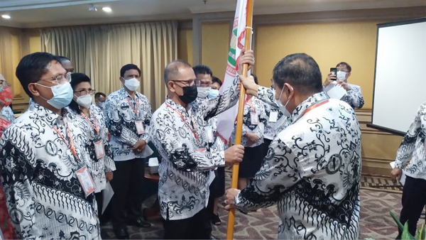 >> Walangitan saat dilantik sebagai Ketua PGRI Kota Manado.