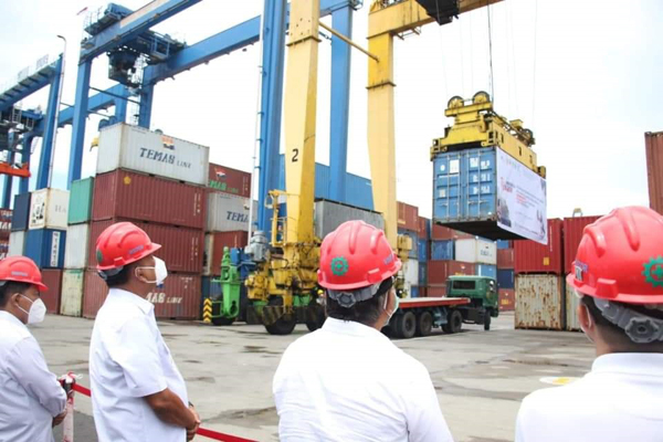 Gubernur Sulut Olly Dondokambey memimpin pelepasan ekspor komoditas pertanian dari Pelabuhan Petikemas Bitung.(ist)