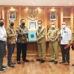 6cc23189-8ebb-462f-9684-08b34ac930ac Penyerahan cinderamata oleh GM PLN Suluttenggo, Leo Basuki (kiri) kepada Wagub Sulteng Ma’mun Amir, Selasa (14/9).