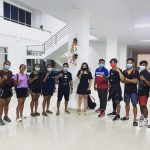 Atlet Muaythai Sulut yang sedang bersiap menghadapi PON XX Papua berpose bersama Calon Ketua Umum Pengprov MI Sulut, Gladys Mangundap.