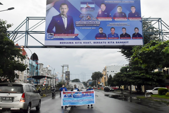 Baliho AHY yang dipasang di jalan Piere Tendean Boulevard.