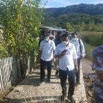 Bupati Boltim Saat Meninjau Lokasi Banjir di Jiko Utara.