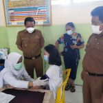 Bupati Boltim Saat Meninjau Pelaksanaan Vaksinasi di Kantor Camat Modayag Bupati Boltim Saat Meninjau Pelaksanaan Vaksinasi di Kantor Camat Modayag.