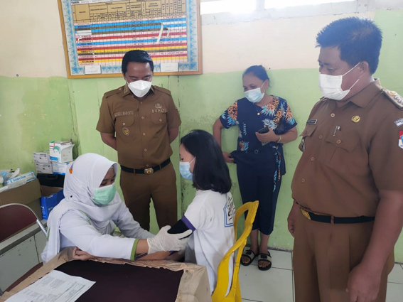 Bupati Boltim Saat Meninjau Pelaksanaan Vaksinasi di Kantor Camat Modayag.