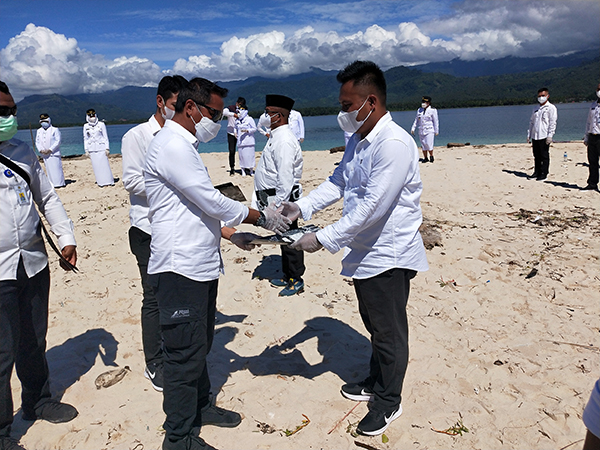 Bupati Sachrul Saat Menyerahkan SK Pelaksana Tugas Kepala Diskomifo kepada Khaerudin Mamonto.