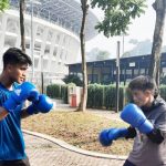 Buyung dan Vero berlatih di seputaran Stadion Utama Gelora Bung Karno.