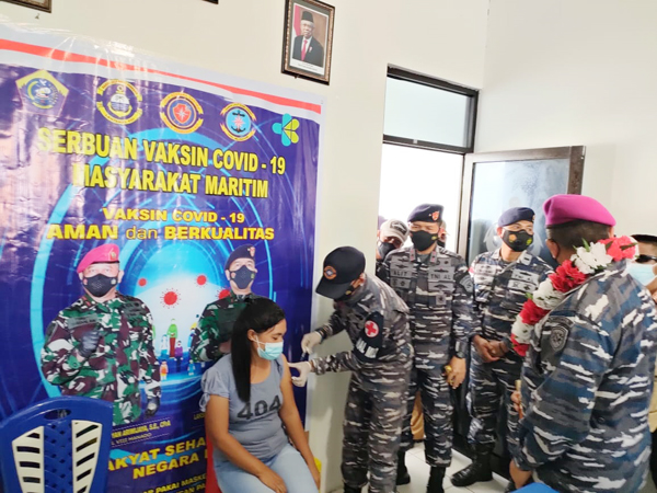 Dinkes Talaud dan Lanal Melonguane vaksinasi ratusan warga perbatasan, waktu lalu.