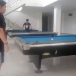 Dua atlet cabor Biliard, Claudia Warouw dan Daniel Pascoal sedang berlatih.