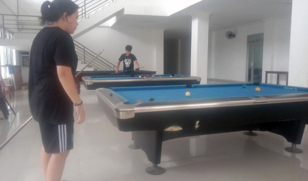 Dua atlet cabor Biliard, Claudia Warouw dan Daniel Pascoal sedang berlatih.