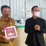 Walikota Bitung Maurits Mantiri menerima penghargaan dari PT Pegadaian (Persero).(ist)