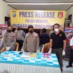 Kapolres Boltim AKBP Irham Halid, SIK dan Kapolsek Modayag saat menggelar press release.