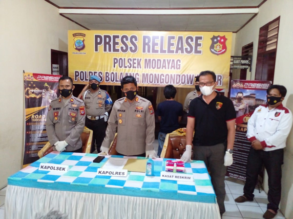 Kapolres Boltim AKBP Irham Halid, SIK dan Kapolsek Modayag saat menggelar press release.