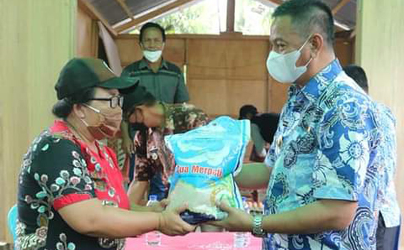 Penyerahan Bantuan Untuk Korban Banjir di Molobog Timur.