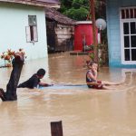 Banjir yang menggenangi rumah penduduk di wilayah Kabupaten Bolaang Mongondow Selatan. Ketinggian air nampak mencapai pinggang orang dewasa.