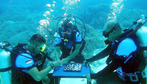 HUT TNI AL, Lanal Melonguane Gelar Lomba Catur dan Gaple di Bawah Laut.