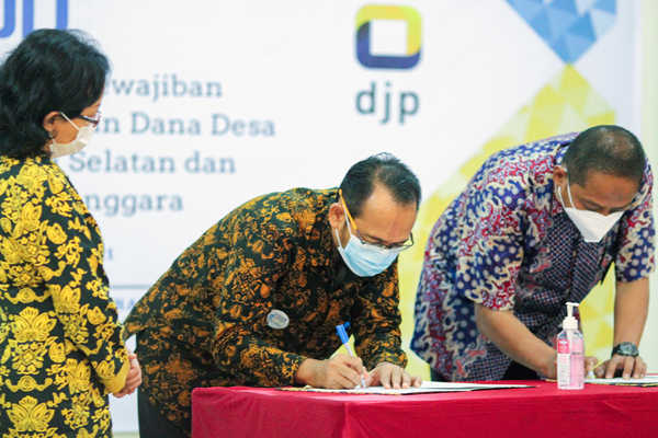 Kepala KPPN Manado, Asep Syaefudin (tengah) dan Kepala KPP Kotamobagu, Andhik Tri Indratama (kanan) saat menandatangani kerja sama colocation online, Jumat (3/9) siang.