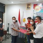 Joseph Kopalit saat menerima berkas hasil Musprov POBSI Sulut dari pimpinan sidang, Chintya Wongkar Joseph Kopalit saat menerima berkas hasil Musprov POBSI Sulut dari pimpinan sidang, Chintya Wongkar.