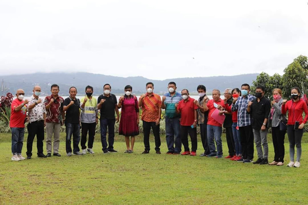 Ketua Umum KONI Sulut, Drs Steven Kandouw berpose bersama Satgas Pelatda PON Sulut usai rapat.
