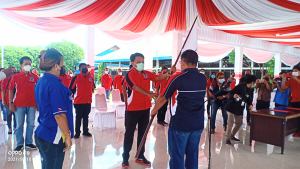 Ketua Umum POSSI Bitung Geraldi Mantiri menerima pataka dari Ketua Umum POSSI Sulut Gregorius Tonny Rawung.(ist)