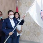 Ketua Umum Pengprov Muaythai Indonesia (MI) Sulut, Gladys Mangundap ketika menerima Pataka.