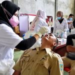 Nakes Dinkes Bolmong saat melayani Rapid Anti Gen Gratis kepada salah satu ASN.