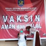 Nakes RSU Datoe Binangkang sedang melayani vaksinasi kepada siswa SMP