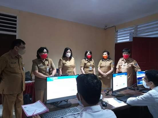 Punuh memantau Ujian Seleksi P3K Provinsi Sulut di SMKN 1 Manado pada Senin (13/9/2021).