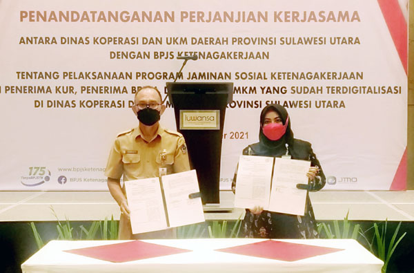 Kepala Dinas Koperasi UKM Sulut, Ronald Sorongan (kiri) dan Kepala BPJS Ketenagakerjaan Manado, Mintje Wattu usai menandatangani kerjasama, di Hotel Luwansa, Selasa (7/9) siang.