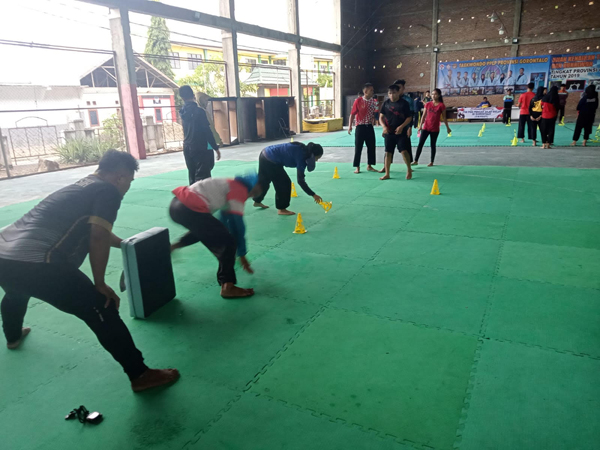 Para pesilat Sulut saat pemanasan sebelum beruji tanding di Gorontalo.