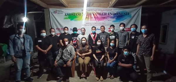 Foto bersama peserta pelatihan bersama Pengurus AMSI Sulut.