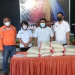 Penyaluran bantuan beras untuk warga terdampak pandemi Covid-19 di salah satu tempat ibadah di Bitung.(ist)