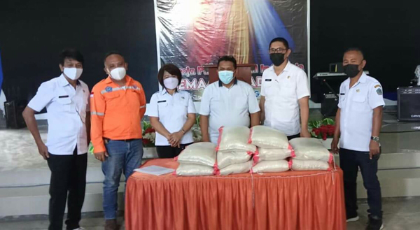 Penyaluran bantuan beras untuk warga terdampak pandemi Covid-19 di salah satu tempat ibadah di Bitung.(ist)
