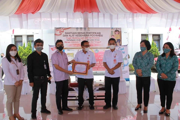 Penyerahan bantuan untuk penanganan stunting dari PT MSM/TTN ke Pemkot Bitung.(ist)