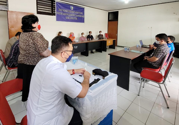 Personel Komisi I saat berkunjung di Bolmong.