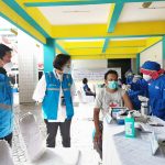 Seorang petugas PLN nampak menjalani vaksinasi. PLN akan menyiapkan 1.574 petugas yang tersebar di 4 klaster penyelenggara.