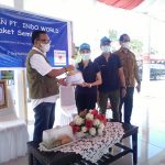 Pimpinan PT Indo World Bitung Piyaporn Udomsri menyerahkan bantuan bahan pokok ke Walikota Maurits Mantiri.