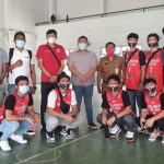 Rio Dondokambey berpose bersama Tim Bola Basket Sulut yang akan bertanding di PON XX Papua.