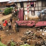 Rumah yang hancur langsung dibersihkan Rumah yang hancur langsung dibersihkan.