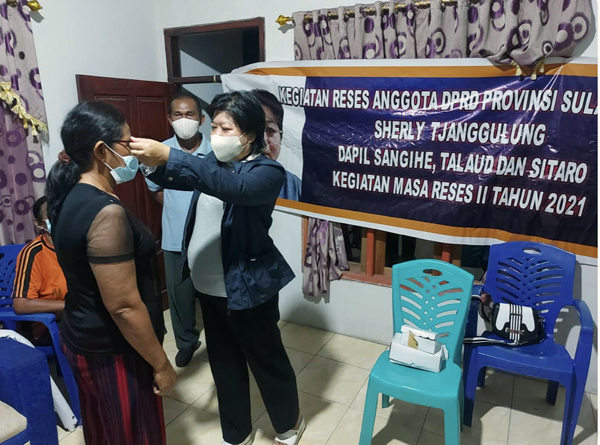 Sherly saat reses dan berjumpa konstituennya di pulau Miangas.
