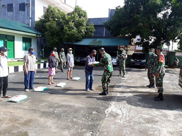 Suasana penyerahan bantuan kepada warga.