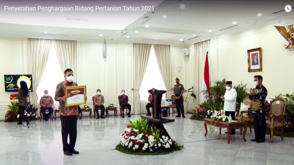 Tangkapan layar Gubernur Sulut saat menerima penghargaan bidang pertanian di Istana Wakil Presiden, Senin (13/9).
