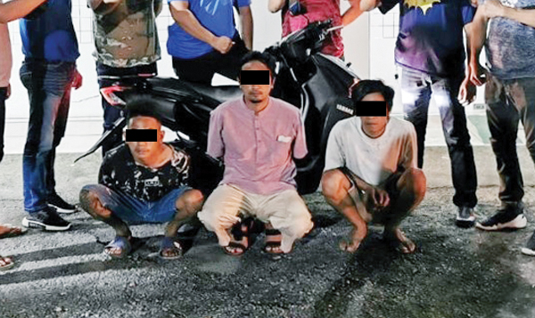 Ketiga tersangka dan barang bukti dibawa ke Mapolresta Manado.