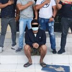 Pelaku bersama dengan barang bukti senjata tajam.