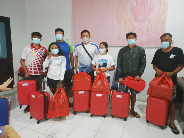 Tim Selam Sulut berpose bersama usai mengambil perlengkapan kontingen.