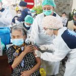 Vaksinasi pada Lansia, salah satu program untuk menekan menyebarnya Covid-19 di Kota Tomohon.