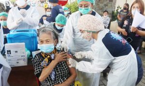 Vaksinasi pada Lansia, salah satu program untuk menekan menyebarnya Covid-19 di Kota Tomohon.