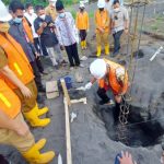 Walikota Bitung Maurits Mantiri meletakan batu pertama pembangunan rumah dalam rangka realisasi program Kotaku.(ist)